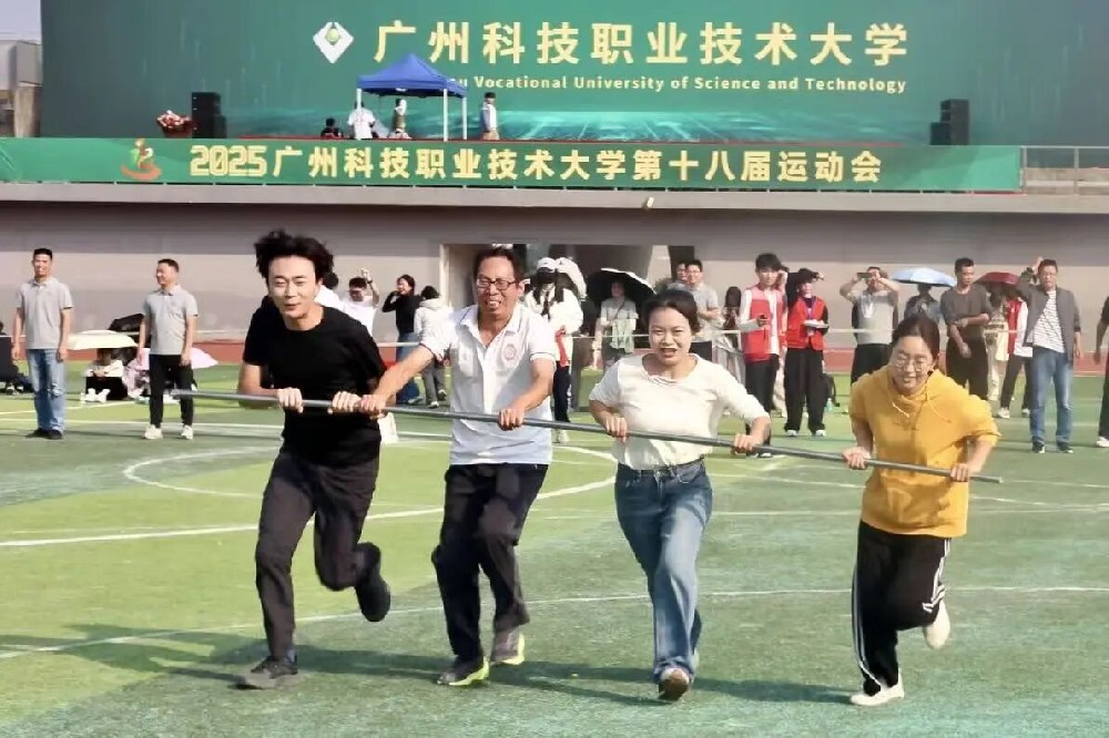 前方高萌！“大湾鸡”空降校运会开幕式！